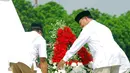 Capres dari partai Gerindra, Prabowo Subianto meletakakan  karangan bunga di Taman Makam Pahlawan Kalibata. Selasa (20/5/14) (Liputan6.com/Miftahul Hayat)