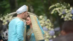 Akad nikah yang digelar di Pine Hill, Kabupaten Bandung, Jawa Barat ini mengusung konsep adat Minang. Pakaian yang digunakan oleh Ammar dan Irish memiliki sentuhan warna biru dan juga emas.  (Kapanlagi.com/Bayu Herdianto)