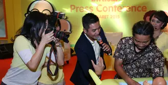 Dian Sastrowardoyo memang benar-benar wanita serba bisa. Lihat saja gayanya saat bekerja dengan kamera (Foto: Galih W. Satria)