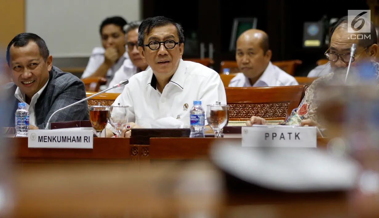 Menteri Hukum dan HAM Yasonna Laoly (tengah) saat mengikuti rapat kerja dengan Komisi III DPR, di Kompleks Parlemen Senayan, Jakarta, Kamis (13/6). Raker membahas pendahuluan RKA-KL dan Rencana Kerja Pemerintah (RKP) Kementerian Hukum dan HAM tahun 2020. (Liputan6.com/Johan Tallo)