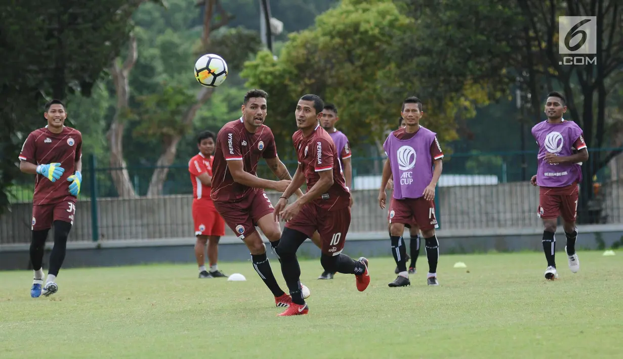 Pemain asing Persija, Jaimerson Da Silva Xavier (kedua kiri) berebut bola dengan Rudi Widodo saat latihan resmi di Lapangan A Senayan, Jakarta, Selasa (27/2). Persija akan menjamu Tampines Rovers FC, Rabu (28/2). (Liputan6.com/Helmi Fithriansyah)