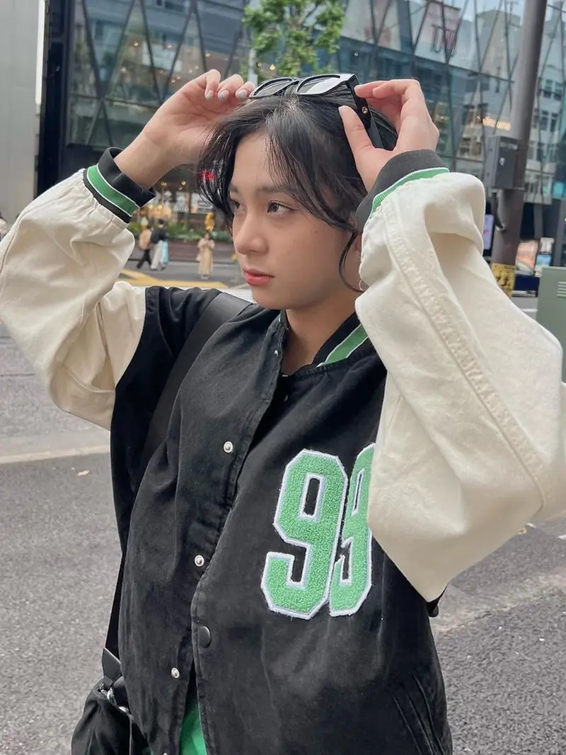 Gaya Zee JKT48 Pakai Jaket Baseball Ini Tampak Kece, Menawan