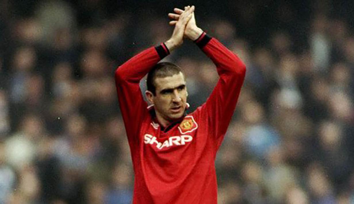 Eric Cantona dibeli MU dari Leeds United dengan harga 1,2 juta poundsterling. King Cantona sukses mencetak 82 gol untuk United dalam jangka waktu lima musim. (Bola.com/Istimewa)