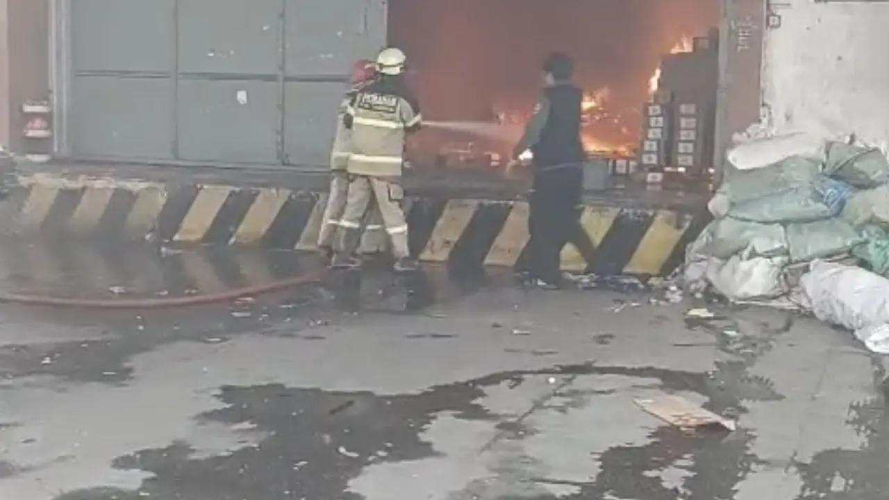 Kebakaran Hebat di Pergudangan Kosambi Tangerang