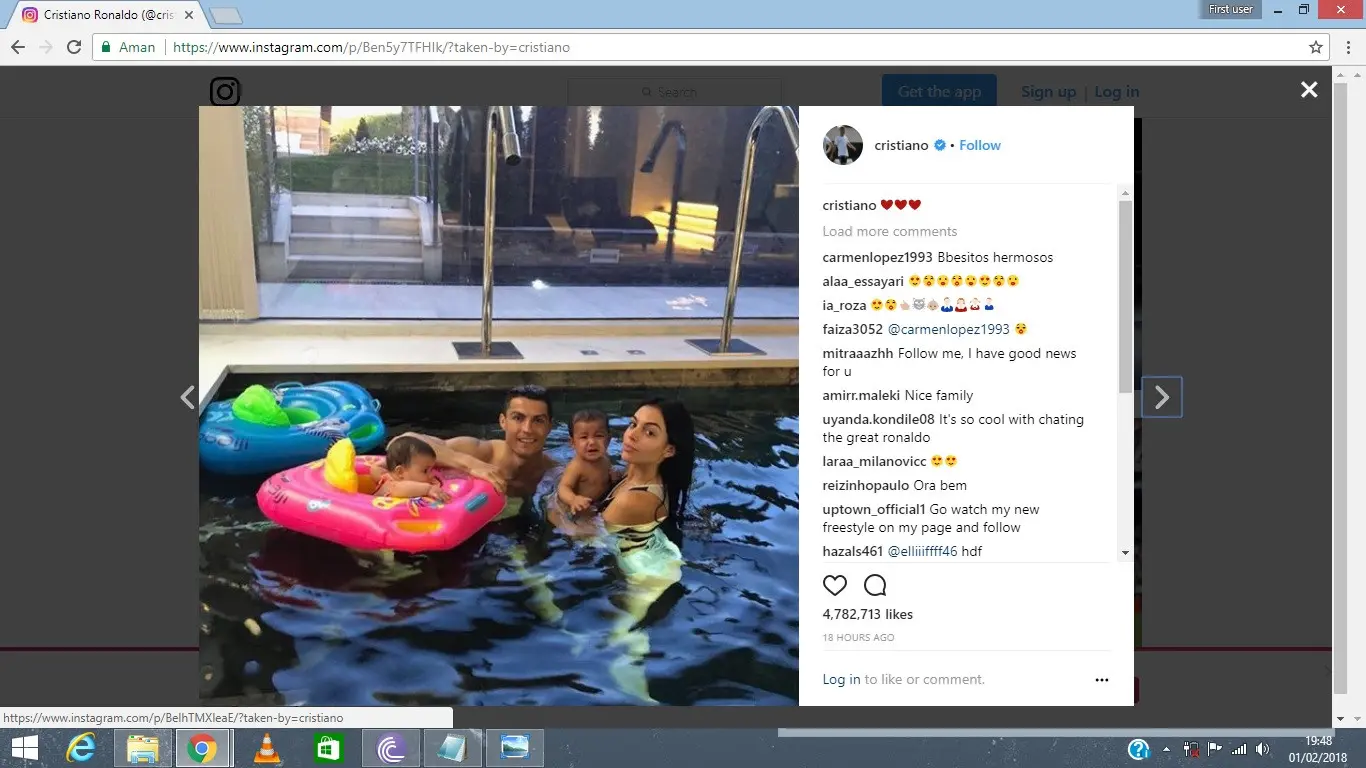 Cristiano Ronaldo dan Georgina Rodriguez saat berendam bersama di kolam renang dengan dua anaknya. (Instagram)