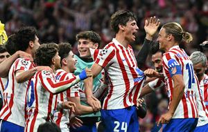 Meski kalah 1-2 melawan Barcelona pada pertandingan leg kedua perempat final Liga Champions 2025/2026, Los Rojiblancos tetap unggul agregat 3-2. Tampak dalam foto, bek Atletico Madrid asal Spanyol, Robin Le Normand (tengah), bersama rekan-rekan setimnya merayakan kemenangan di akhir pertandingan leg kedua perempat final Liga Champions 2025/2026 melawan FC Barcelona di Stadion Metropolitano, Madrid pada Selasa 14 April 2026 waktu setempat atau Rabu (15/4/2026) dini hari WIB. (Javier SORIANO/AFP)