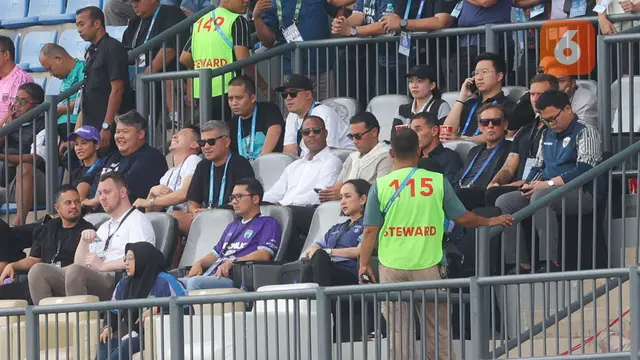 Foto: Melihat Diskusi Seru Lord Athur Irawan Bersama Patrick Kluivert Saat Menyaksikan Laga Persita vs Persik di BRI Liga 1