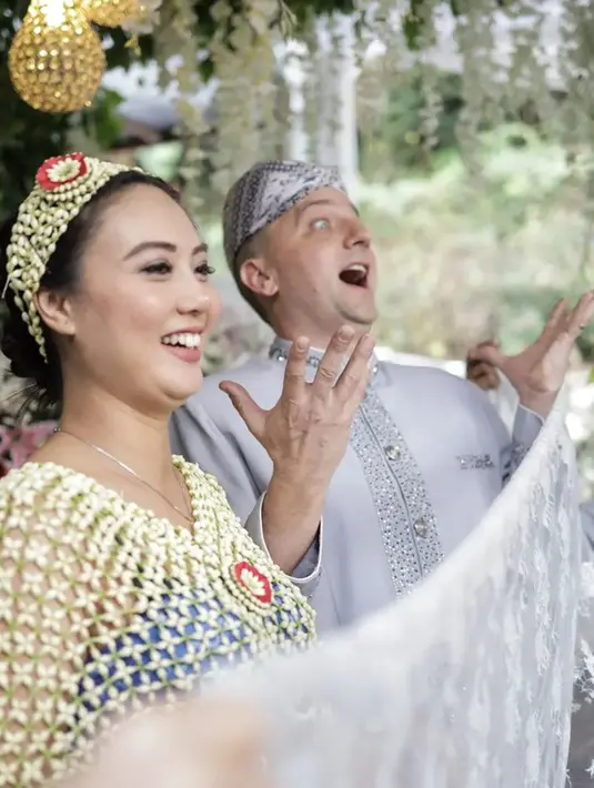 Melalui unggahan di akun Instagram, Marissa Jeffryna menyebutkan rangkaian acara 7 bulanan mulai dari berjualan rujak, memecahkan telur, membelah kelapa hingga dijatuhi oleh belut. Meski begitu, ia menyebut jika acara 7 bulanan kehamilannya ini menjadi pengalaman yang tak terlupakan. (Liputan6.com/IG/@marissajeffryna)