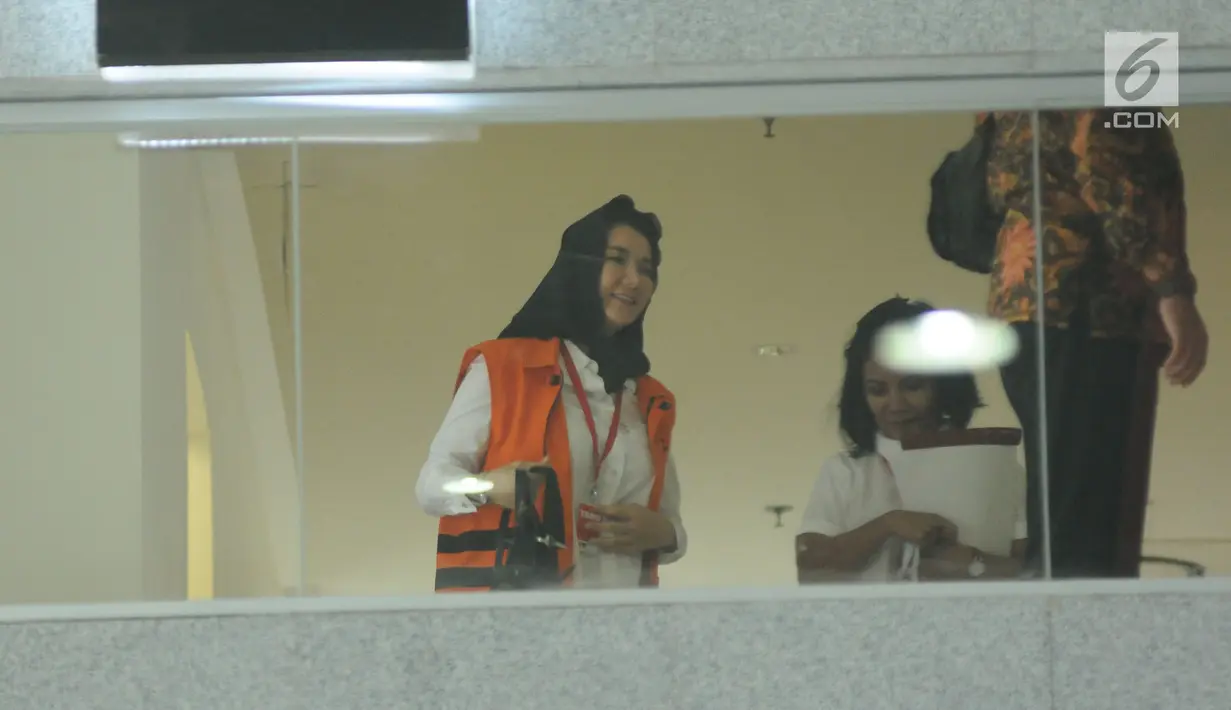 Bupati Kukar nonaktif, Rita Widyasari (kiri) usai menjalani pemeriksaan di gedung KPK Jakarta, Jumat (19/1). Rita diperiksa sebagai tersangka dugaan TPPU senilai Rp 436 miliar terkait izin perkebunan kelapa sawit. (Liputan6.com/Helmi Fithriansyah)