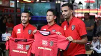 Irfan Bachdim layani fans dengan membuatkan segelas kopi di Pekan Raya Jakarta (Liputan6.com/Windi Wicaksono)