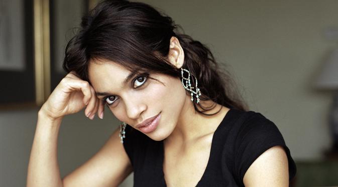  Rosario Dawson tercatat mempunyai peran penting dalam perkembangan industri game. (via ouchpress.com)