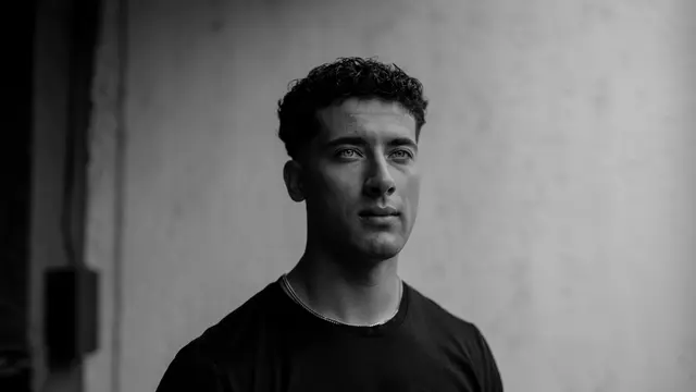 gaya rambut keriting pria