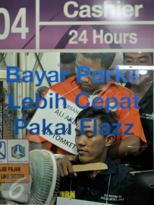 Ali Tomket mengancam Asep dengan pisau saat reka ulang pembunuhan, Jakarta, Jumat (2/10/2015). Reka ulang ini diperagakan langsung oleh tersangka, Ali Akbar alias Ali Tomket. (Liputan6.com/Andrian M Tunay)