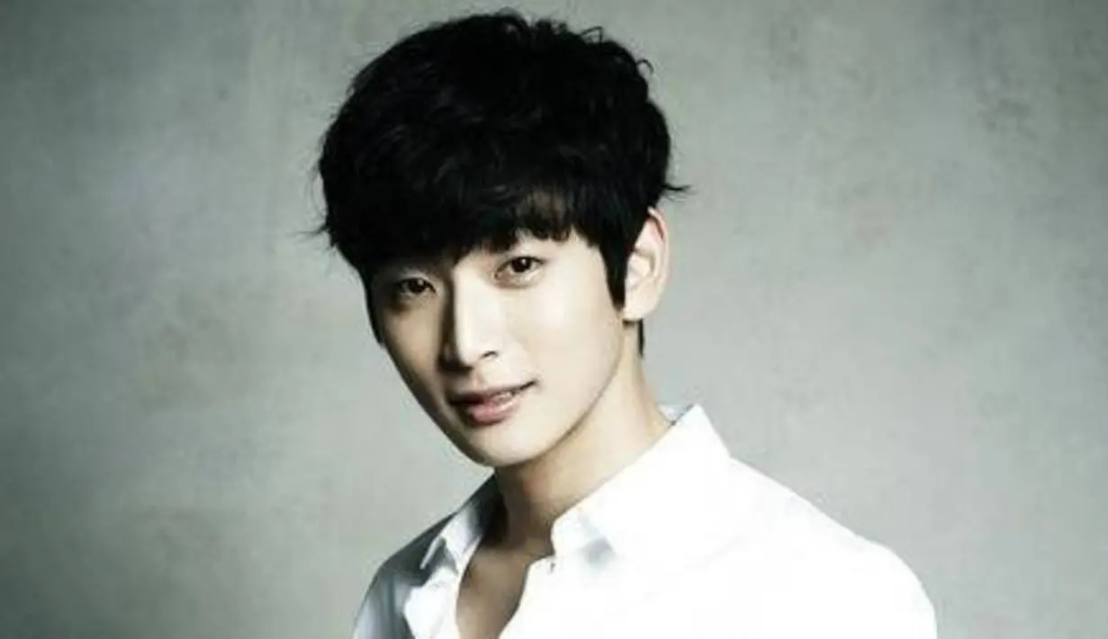 Jinwoon 2AM pernah mengalami depresi saat ia menjalani tur Amerika Serikat pada tahun 2010. Ia tak bisa tidur dan ingin sendiri. (Foto: allkpop.com)