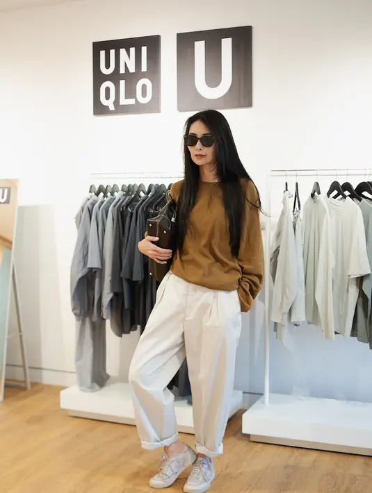 Walaupun baju atasan dipakai di bagian dalam saat memilih teknik layering, tetapi bisa juga menjadi stand out dengan cara memilih atasan dengan warna yang kontras seperti cokelat atau warna terang lainnya, kemudian dipadankan dengan luaran serta bawahan berwarna pastel senada.  [UNIQLO]