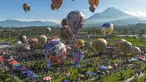 Pemandangan udara menunjukkan balon udara yang dihiasi motif tradisional sebelum diluncurkan selama festival tahunan yang diadakan untuk merayakan Hari Raya Idul Fitri, di desa Semayu, Wonosobo, Jawa Tengah pada Senin 23 Maret 2026. Festival balon udara tradisional kembali digelar di Desa Semayu, Wonosobo. (DEVI RAHMAN/AFP)