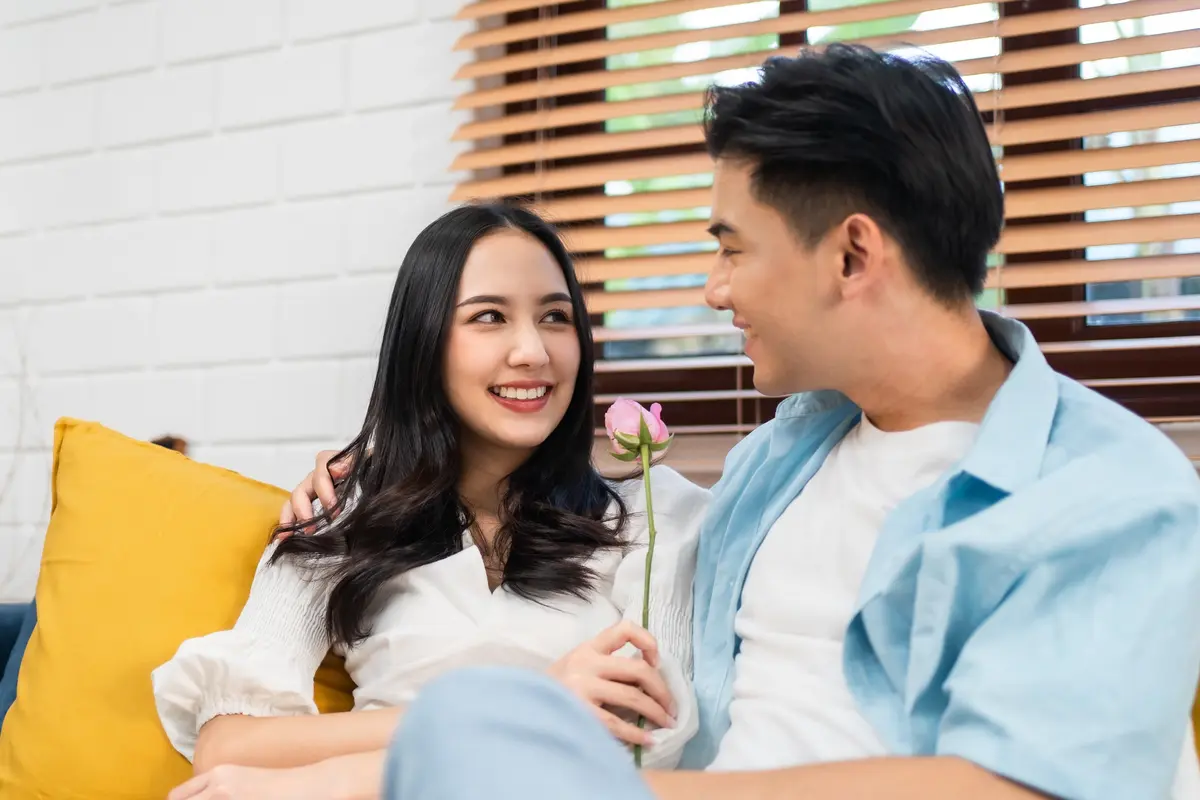 perempuan dan pasangan duduk mawar
