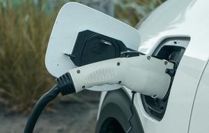 Ilustrasi baterai mobil listrik. (Photo by Kindel Media on Pexels)