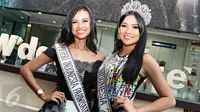 Puteri Indonesia 2015, Anindya Kusuma Putri (kanan) berpose bersama Puteri Indonesia Pariwisata 2015, Gresya Amanda Maaliwiga usai diskusi dengan wartawan di Jakarta, Senin (18/1/2016). (Liputan6.com/Immanuel Antonius)