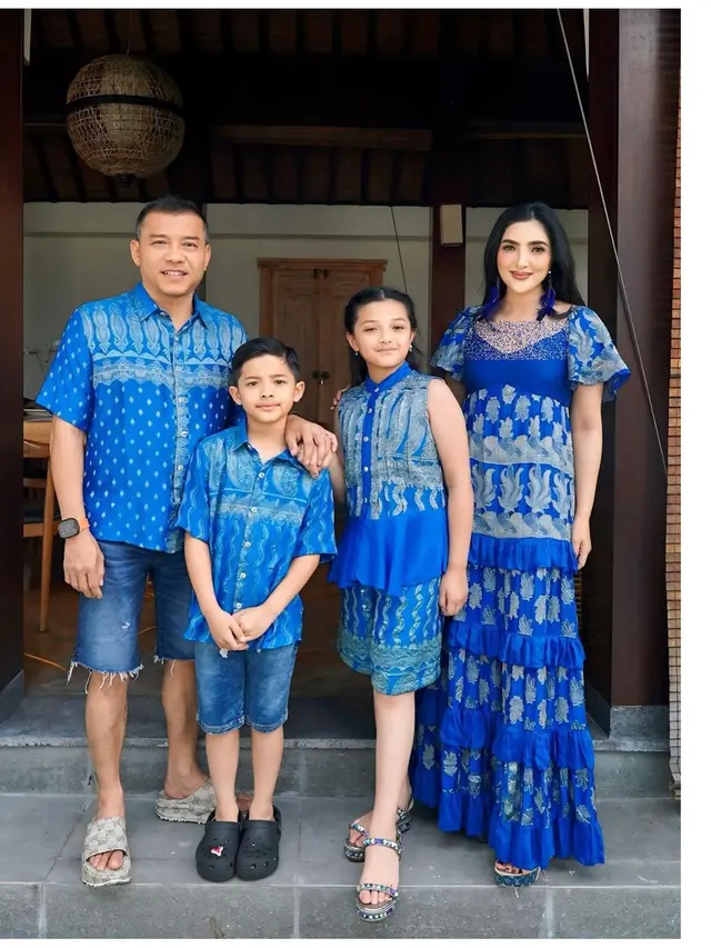5 Model Baju Sarimbit Keluarga Ashanty dan Anang Selama Liburan di Bali, Stylish