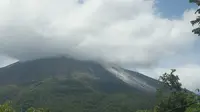 Sempat dinyatakan normal, Gunung Karangetang di Kabupaten Kepulauan Siau Tagulandang Biaro (Sitaro), Provinsi Sulut, kembali bergejolak, Senin (15/4/2019). (Liputan6.com/ Yoseph Ikanubun)
