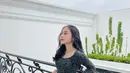 Diketahui, Prilly berhasil menurunkan berat badannya hingga 8kg. Dalam foto terbaru tampak wajahnya pun tampak tirus dengan rambut panjang yang terurai. [@prillylatuconsina96]