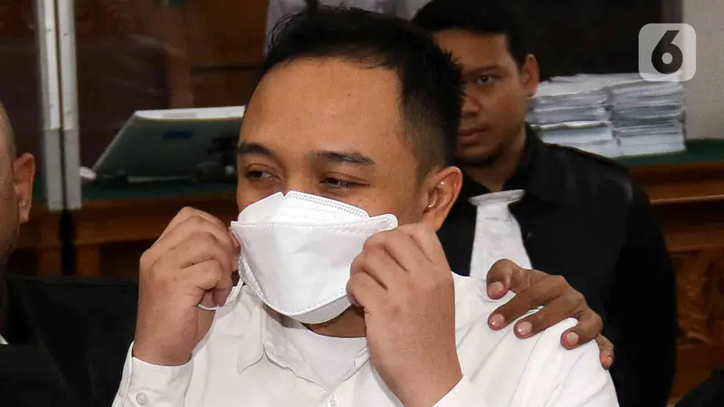 Wajah Datar Ricky Rizal Usai Divonis 13 Tahun Penjara