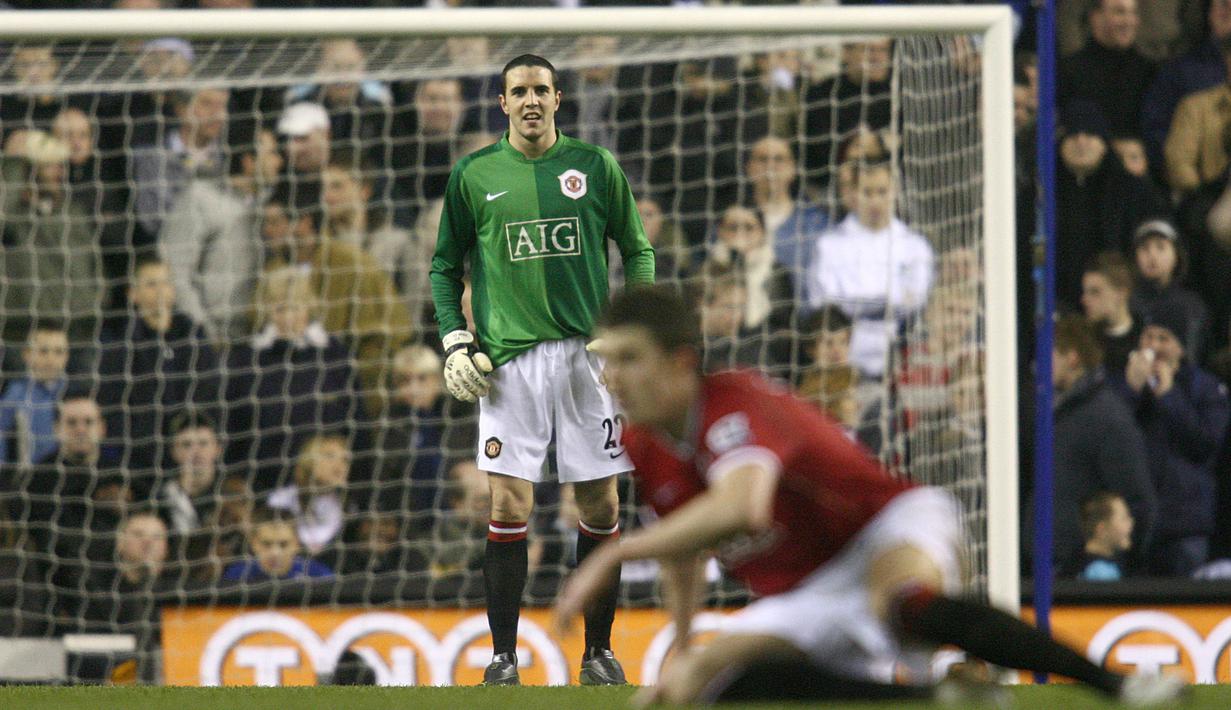 John O'Shea mengambil alih posisi kiper setelah Edwin van der Sar mengalami cedera di saat-saat akhir laga tandang Manchester United menghadapi Tottenham Hotspur di White Hart Lane pada 2007. (Foto: AFP/Chris Young)