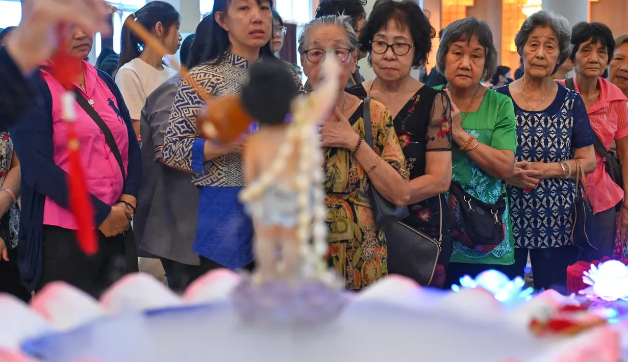 <p>"Prosesi terdiri dari pembacaan paritta, setelah itu kami masing-masing membawa satu lilin," katanya. (AFP/CHAIDEER MAHYUDDIN)</p>