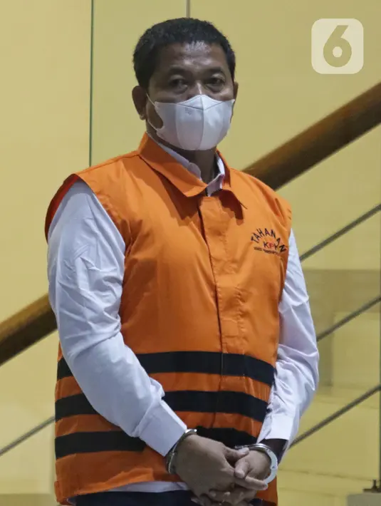 Iskandar Perangin Angin usai menjalani pemeriksaan di Gedung KPK, Jakarta, Senin (24/1/2022). Iskandar, kakak kandung Bupati Langkat Terbit Rencana Perangin Angin, diperiksa sebagai tersangka pengatur pemenang proyek pengadaan barang dan jasa di Kabupaten Langkat. (Liputan6.com/Helmi Fithriansyah)
