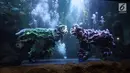 Atraksi barongsai dan liong dalam air bertajuk The Battle of Yin Yang di Aquarium Utama Seaworld Ancol, Jakarta, Senin (12/2). Pertunjukan ini digelar untuk menyambut Tahun Baru Imlek 2569. (Liputan6.com/Arya Manggala)