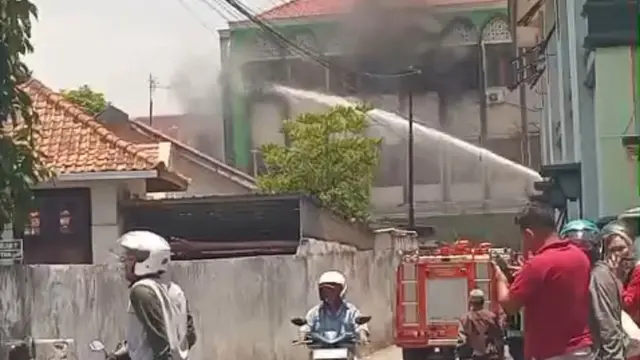 Damkar memadamkan kebakaran panti asuhan di Kudus