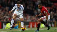 Penyerang Sunderland, Fabio Borini berusaha melewati bek Manchester United, Antonio Valencia pada pertandingan Liga Inggris di Old Trafford, (26/12).MU menang atas Sunderland dengan skror 3-1. (Reuters/Lee Smith)