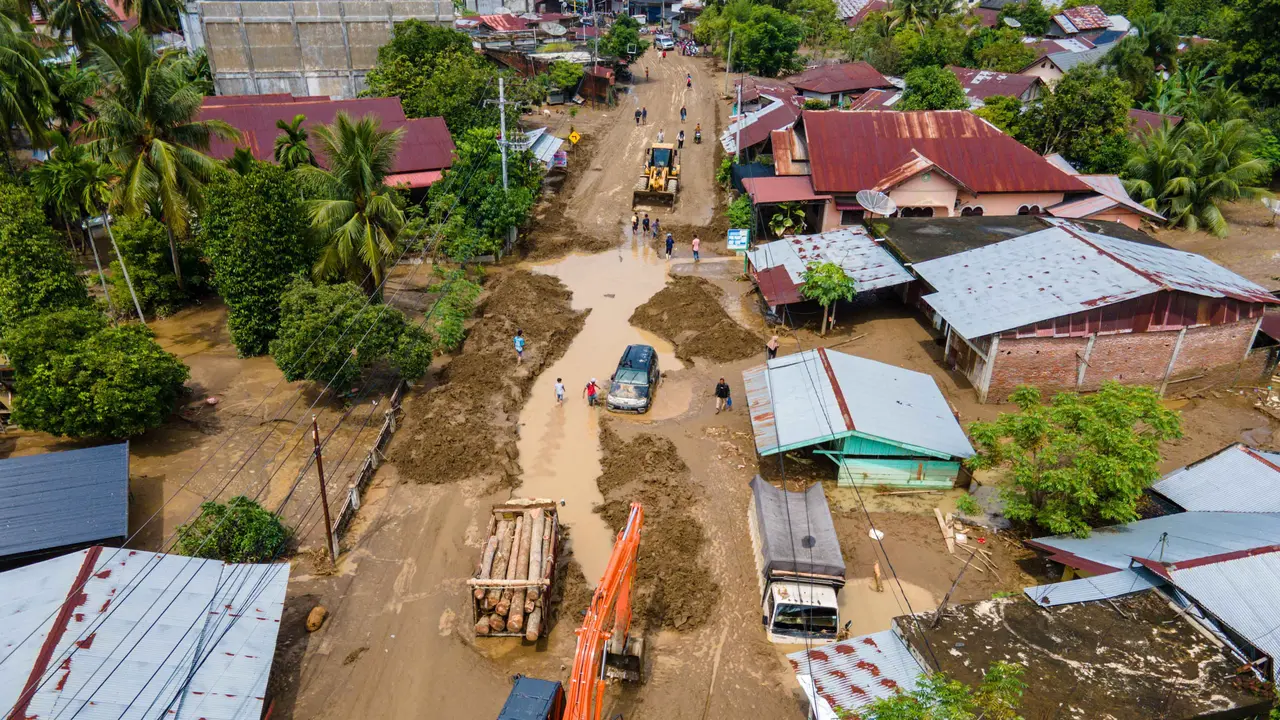 Diterjang Banjir Luapan Sungai Meureudu, Jembatan Penghubung Banda Aceh-Medan Putus Total