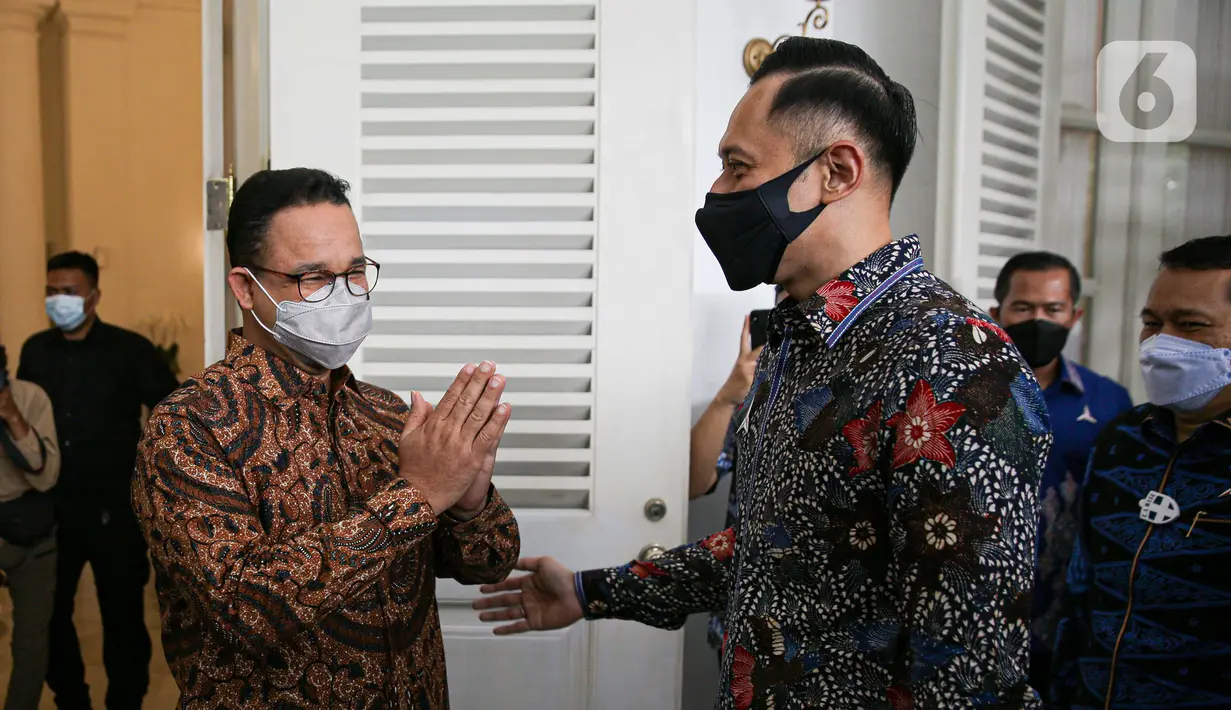 Gubernur DKI Jakarta Anies Baswedan (kiri) memberi isyarat salam kepada Ketua Umum Partai Demokrat Agus Harimurti Yudhoyono atau AHY (kanan) saat menerima kunjungannya di Balai Kota DKI Jakarta, Kamis (6/5/2021). Kunjungan AHY untuk silaturahmi dan membicarakan Jakarta. (Liputan6.com/Faizal Fanani)