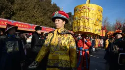 Seorang pemain yang berpakaian seperti kaisar mengambil bagian dalam pertunjukan ulang upacara pengorbanan di pameran kuil taman Ditan pada hari kedua Tahun Baru Imlek Naga di Beijing pada 11 Februari 2024. (GREG BAKER/AFP)