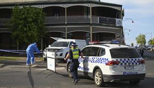 Polisi menangani insiden mobil tabrak pengunjung di luar sebuah pub di Daylesford, Melbourne, Australia. (James Ross/AP)