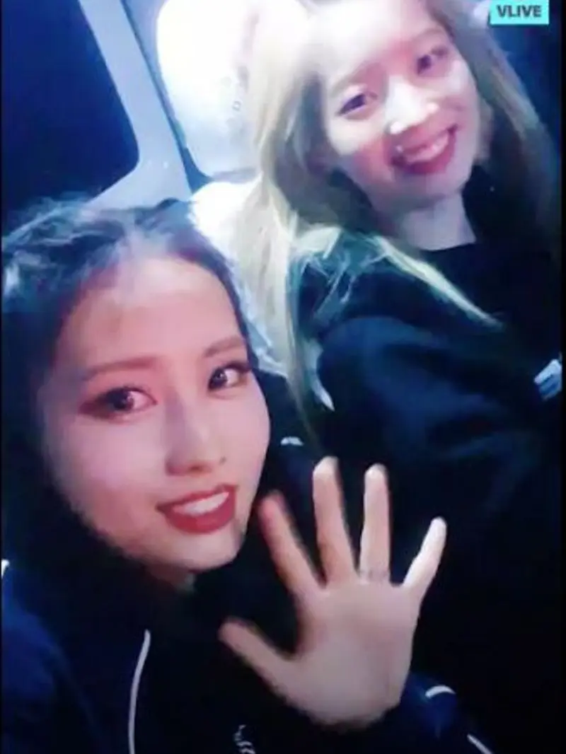 Momo dan Dahyun Twice (Foto: V Live)