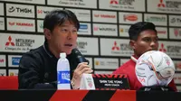 Pelatih Timnas Indonesia, Shin Tae-yong memberikan keterangan saat konferensi pers prematch Piala AFF 2022 antara Indonesia melawan Kamboja di Stadion Utama Gelora Bung Karno (SUGBK), Jakarta, Kamis (22/12/2022). (Bola.com/Bagaskara Lazuardi)