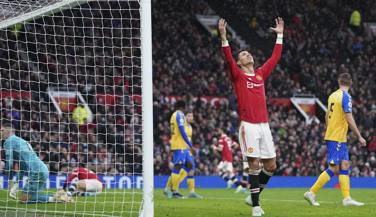 Reaksi pemain Manchester United Cristiano Ronaldo setelah kehilangan peluang saat melawan Southampton pada pertandingan sepak bola Liga Inggris di Stadion Old Trafford, Manchester, Inggris, 12 Februari 2022. Pertandingan berakhir dengan skor 1-1. (AP Photo/Jon Super)