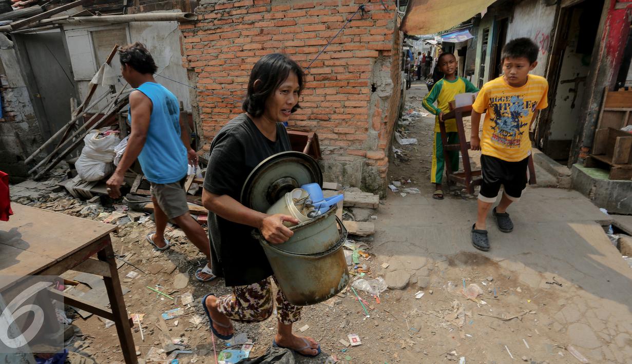 Sejumlah warga saat mengevakuasi barang-barang milik mereka di kawasan Kebon Kosong, Jakarta, Senin (15/6/2015). Pembongkaran tersebut dilakukan untuk membenahi wilayahnya agar aktivitas pedagang kaki lima (PKL) lebih tertata. (Liputan6.com/Faizal Fanani)