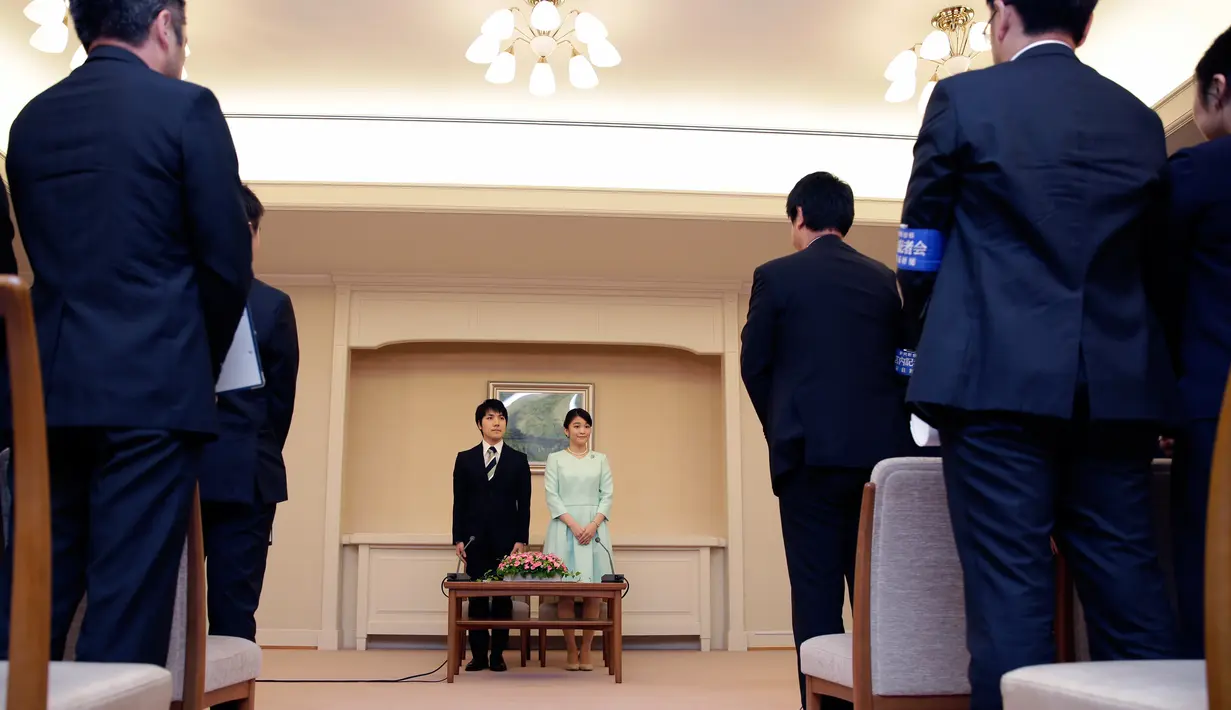 Putri Mako dan Komuro ketika mengumumkan pertunangan mereka kepada awak media di Akasaka East Residence, Tokyo, Jepang, (3/9). Demi bisa dinikahi Komuro, Putri Mako harus kehilangan status keluarga kerajaan. (AFP Photo/Pool/Shizuo Kambayashi)