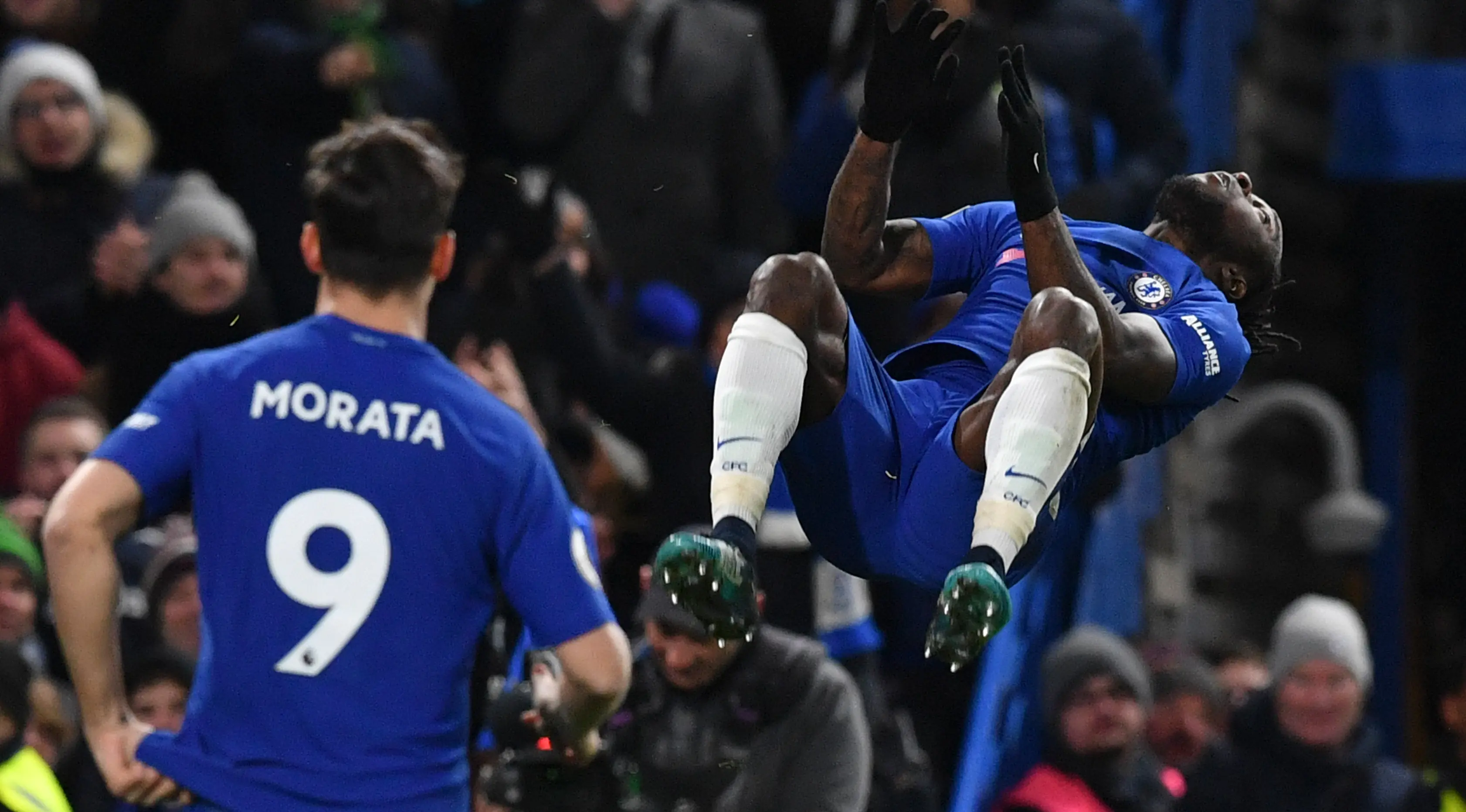 Gelandang Chelsea, Victor Moses melakukan salto untuk merayakan golnya ke gawang West Bromwich Albion pada laga pekan ke-27 Premier League di Stamford Bridge, Selasa (13/2) (Ben STANSALL/AFP)