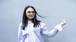 Dalam berbagai kesempatan busana Luna memang sederhana. Tapi tak menutupi aura yang terpancar. (Kapanlagi.com/Agus Apriyanto)