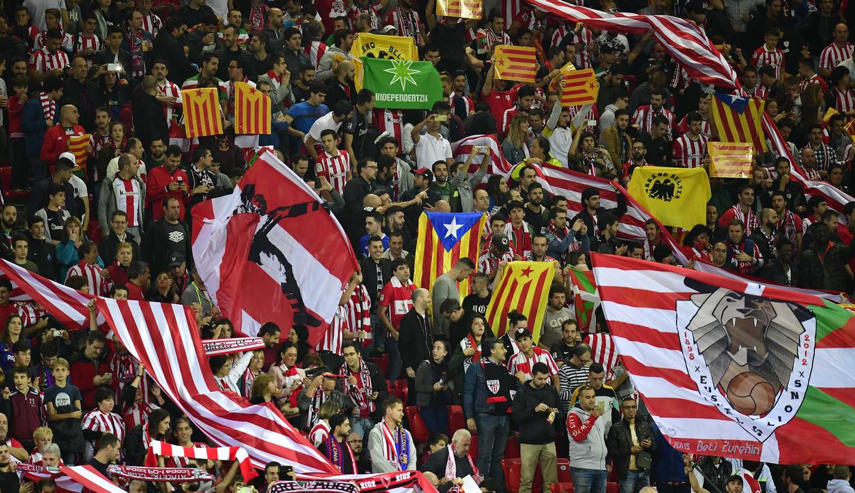 Bendera ’’Estelada'' atau bendera Catalonia dikibarkan fans saat laga Barcelona melawan Athletic Bilbao pada lanjutan La Liga Santander di San Mames stadium, Bilbao, (28/102017). Barcelona menang 2-0. (AP/Alvaro Barrientos)