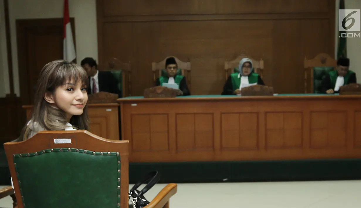 Pemain sinetron Kirana Larasati saat di ruang sidang di Pengadilan Agama Jakarta Selatan, Kamis (15/06). Sebelumnya, Kirana dan Tama menikah pada 22 Agustus 2015 di Bandung, Jawa Barat. (Liputan6.com/Herman Zakharia)
