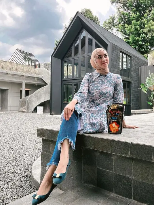 Kombinasi blouse motif dengan fringe jeans bikin look makin stylish, tiru gaya Citra Kirana ini. (Instagram/citraciki).