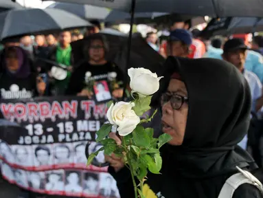 Komisi untuk Orang Hilang dan Korban Tindak Kekerasan (Kontras) melakukan Aksi Kamisan di depan Istana Negara, Jakarta, Kamis (21/5/2015). Kontras menilai pemerintah telah gagal memberikan kepastian hukum. (Liputan6.com/Johan Tallo)