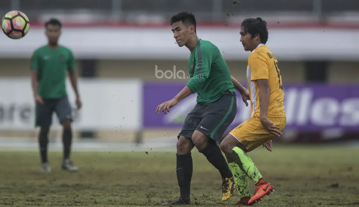 Gelandang Timnas Indonesia U-22, Hanif Sjahbandi, mengirim umpan pada laga uji coba melawan PS Badung di Stadion Kapten I Wayan Dipta, Bali, Senin (10/7/2017). Timnas U-22 menang 6-1 atas PS Badung. (Bola.com/Vitalis Yogi Trisna)