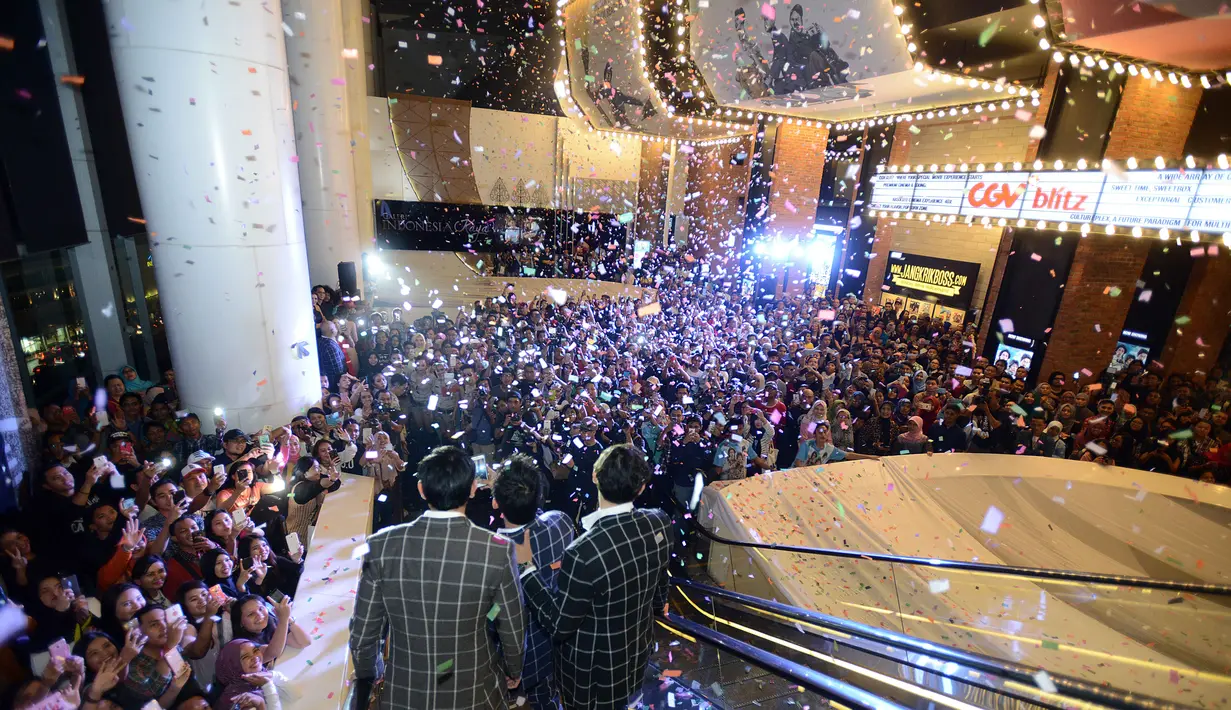 Pemutaran perdana film 'Warkop DKI Reborn: Jangkrik Boss! Part 1,' digelar di CGV Blitz, Grand Indonesia, Jakarta Pusat Jumat, (2/9) di Jakarta. Pemutaran perdana itu dihadiri para tamu undangan dan wartawan. (Nurwahyunan/Bintang.com)